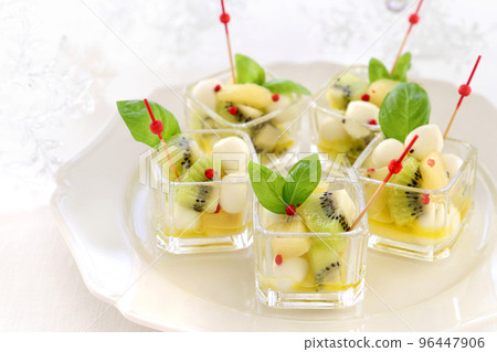 奇異果 Caprese 奇異果馬蘇里拉奶酪 奇異果 Caprese 奇異果馬蘇里拉奶酪 96447906