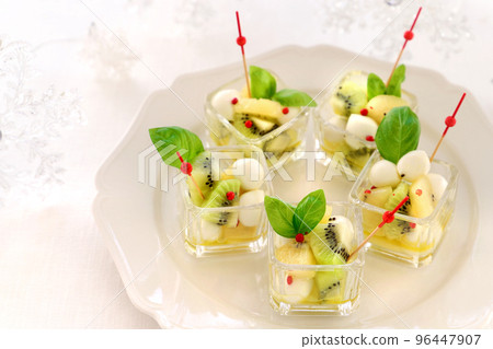 Kiwifruit Caprese Kiwifruit Mozzarella 96447907