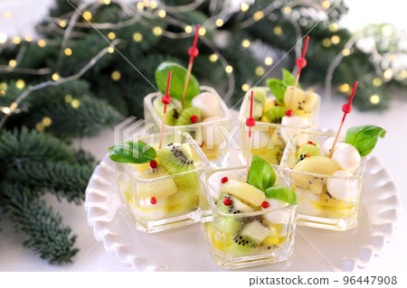 奇異果 Caprese 奇異果馬蘇里拉奶酪 奇異果 Caprese 奇異果馬蘇里拉奶酪 96447908