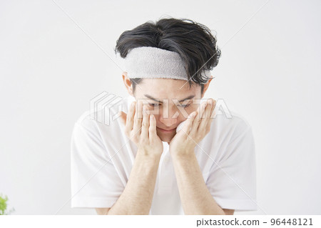 一個用潔面泡沫洗臉有困難的男人 白色背景 96448121