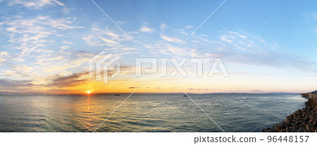 初升的太陽照亮了海天際的日出天空 96448157