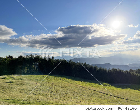 從山頂看到的藍天中的群山和太陽 96448160