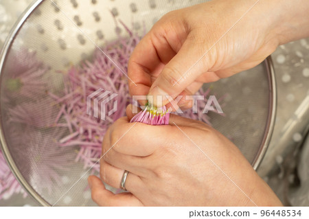 Remove the stalk from the base of the edible chrysanthemum 96448534