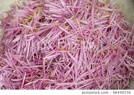 Edible chrysanthemums (motte no oka) - stems removed 96448536