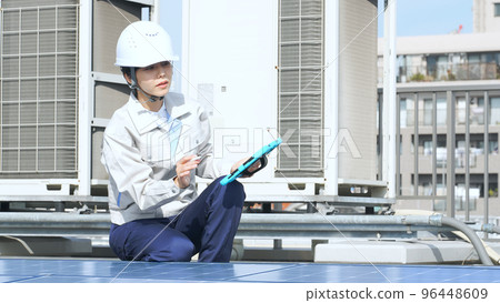 工程師檢查太陽能電池板 太陽能發電 96448609