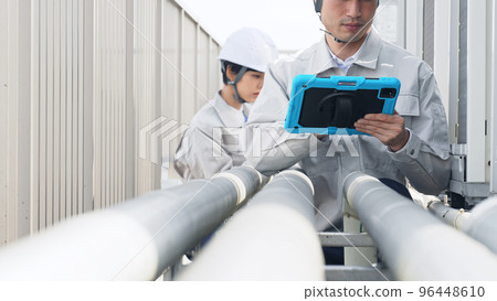 工程師檢查管道 96448610