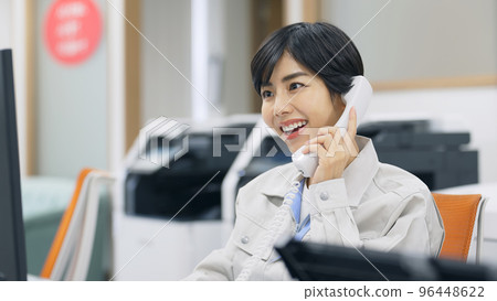 員工在辦公室接聽電話 員工在辦公室接聽電話 96448622