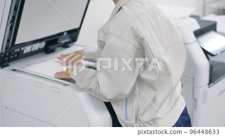 Female employee using a copy machine 96448633