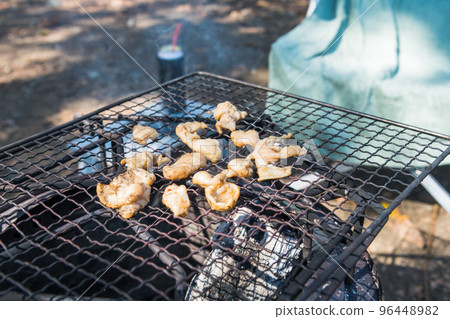 [Solo camping at the auto campground Grilling white offal on a net]　 96448982