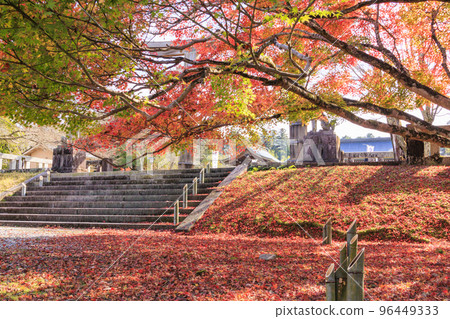 Yoshino Shrine with autumn leaves 96449333