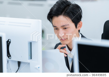 在辦公室工作的商人 96449695