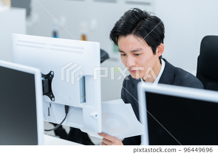 在辦公室工作的商人 在辦公室工作的商人 96449696