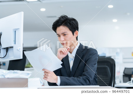 Business people working in the office 96449701