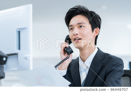 在辦公室工作的商人 96449707