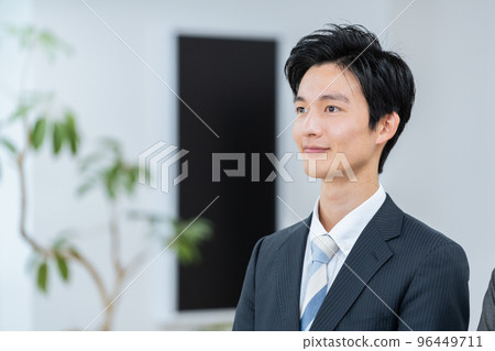 Business people working in the office Business people working in the office 96449711