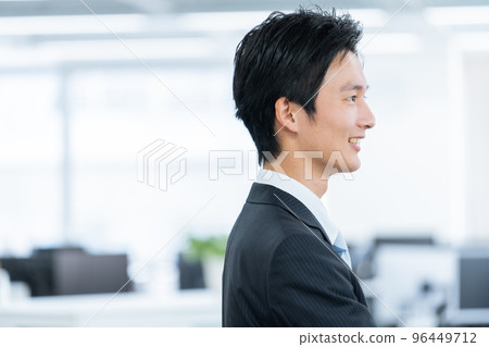 Business people working in the office Business people working in the office 96449712
