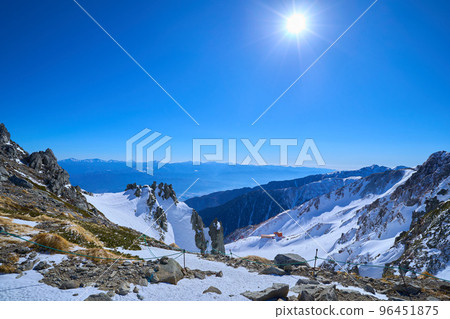 冬天從長野縣木曾駒岳(法軒山)的六甲子淨土眺望南側(千疊敷酒店、千疊敷冰斗等)的景色 冬天從長野縣木曾駒岳(法軒山)的六甲子淨土眺望南側(千疊敷酒店、千疊敷冰斗等)的景色 96451875