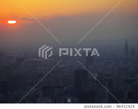 從東京天空樹日落和富士山的深秋景色 從東京天空樹日落和富士山的深秋景色 96452428