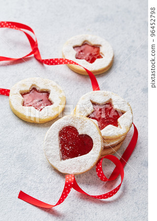 Classic Linzer Christmas Cookies with raspberry or strawberry jam on light background. Classic Linzer Christmas Cookies with raspberry or strawberry jam on light background. 96452798