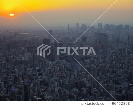 從東京晴空塔看晚秋景向新宿的日落景色 從東京晴空塔看晚秋景向新宿的日落景色 96452808