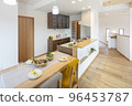 在一棟明亮的新木製獨立式住宅中的用餐廚房 96453787