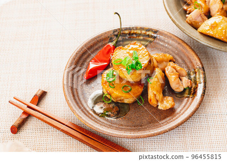 芋頭和雞肉紅燒 芋頭和雞肉紅燒 96455815