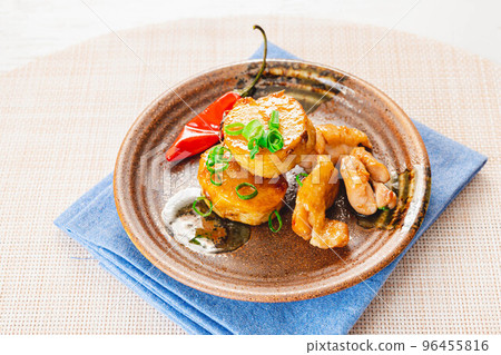 芋頭和雞肉紅燒 芋頭和雞肉紅燒 96455816