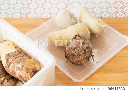 Taro that has been microwaved and peeled 96455830