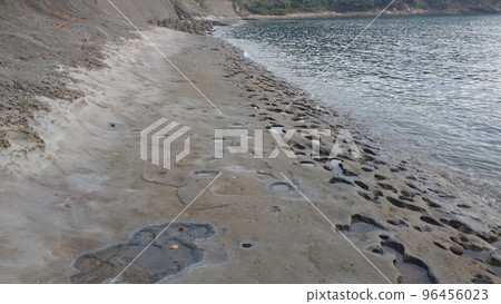 Rocky shore 96456023