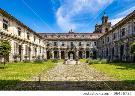 Courtyard of the monastery of Oseira at Ourense, Galicia, Spain. Monasterio de Santa Maria la Real de Oseira 96456725