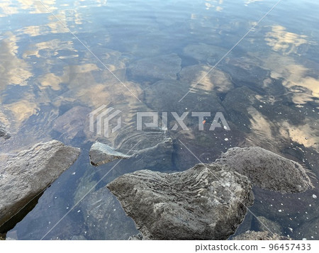 海浪輕輕地拍打在岩石上 海浪輕輕地拍打在岩石上 96457433