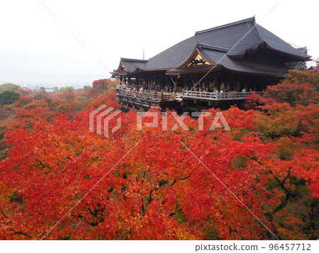Autumn leaves of Kiyomizu-dera from Okunoin 96457712
