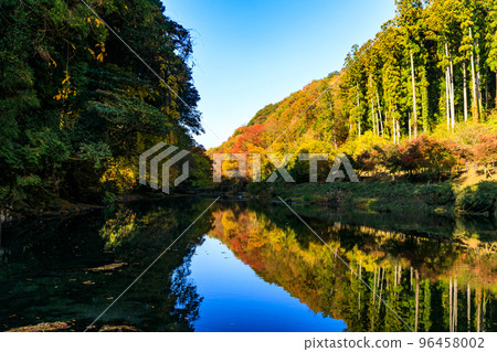 埼玉縣嵐山町嵐山溪谷的紅葉 埼玉縣嵐山町嵐山溪谷的紅葉 96458002