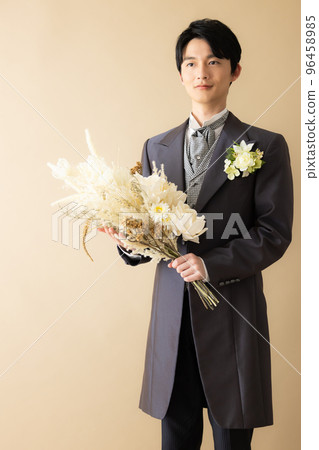 有花束的新郎 有花束的新郎 96458985