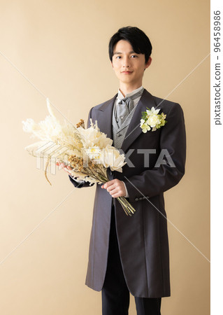 A groom with a bouquet 96458986