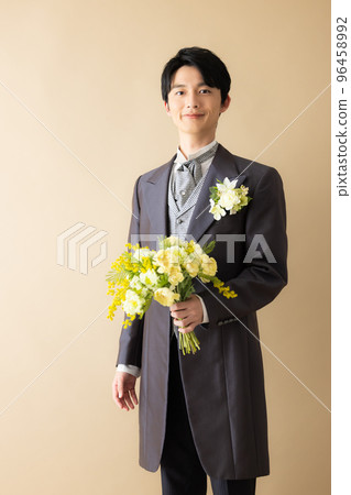 有花束的新郎 有花束的新郎 96458992
