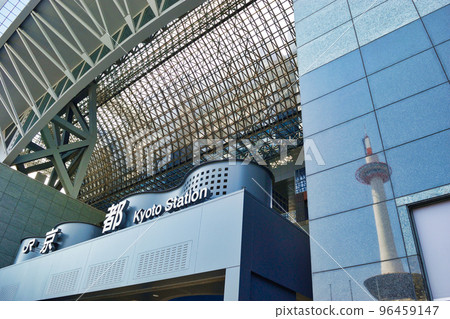 JR京都站和映在牆上的美麗京都塔 96459147