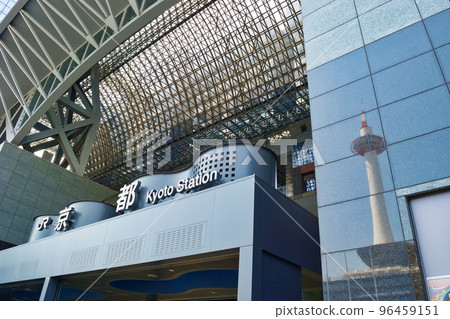 JR京都站和映在牆上的美麗京都塔 JR京都站和映在牆上的美麗京都塔 96459151