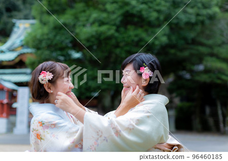 一個穿著日本服裝的女人 一個穿著日本服裝的女人 96460185