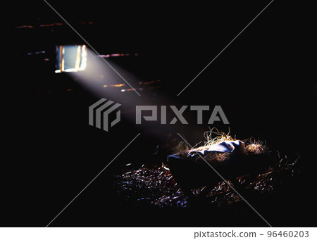 耶穌基督的誕生和聖誕節背景，窗外的明亮光線照亮馬槽裡的嬰兒耶穌 96460203