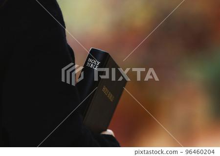 基督徒在秋天的街道上用聖經傳福音 基督徒在秋天的街道上用聖經傳福音 96460204