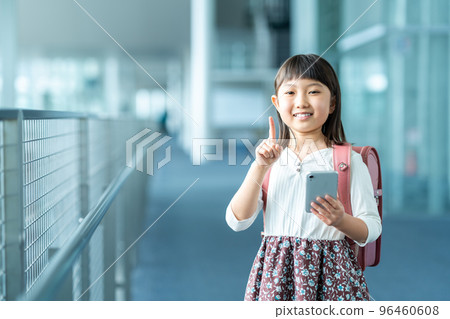 使用智能手機的小學生 96460608