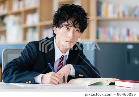 為考試學習的男高中生 96460859