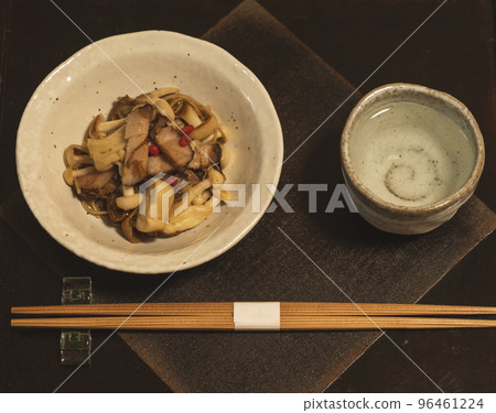 炒蘑菇和清酒 96461224