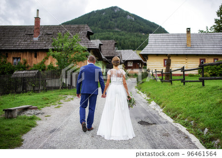 newlywed couple. bride and groom walking together outdoor 96461564