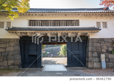 [秋葉]秋天的大阪城公園[青屋門] 96461790