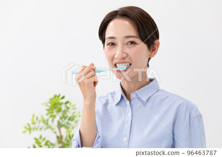 woman brushing teeth 96463787