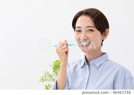 刷牙的女人 96463788