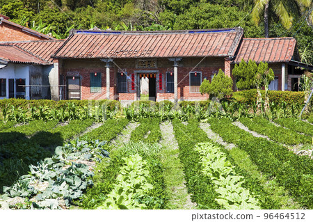 An old Sanheyuan house in the countryside of Meinong District, Kaohsiung, Taiwan. 96464512