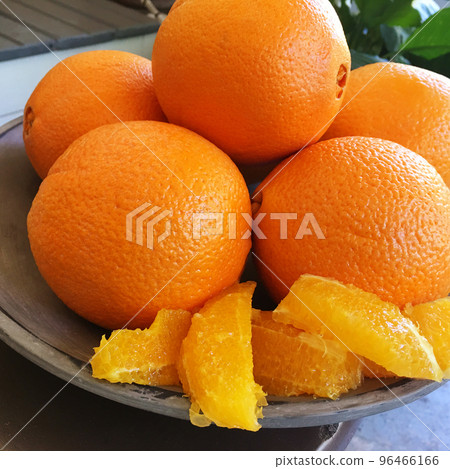 Beautiful plate of juicy oranges Beautiful plate of juicy oranges 96466166